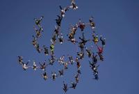 سكاي دايف دبي تحقق رقمين قياسيين في القفز المظلي