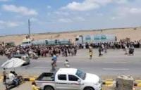 تواصل احتجاجات سائقي النقل الثقيل. مليشيات الحوثي تختطف 4 من موظفي النقل العام بالحديدة