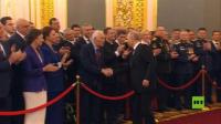 بوتين يتوقف أثناء مراسم تنصيبه ليصافح ضيفا بين الحضور.. فمن هو؟ (فيديو)