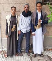 على خلفية المواد المسرطنة.. طفلان يبحثان عن والدهم المغيب منذ ايام في سجون الحوثي بصنعاء