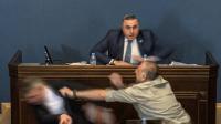 شجار في برلمان جورجيا بسبب مشروع قانون " العملاء الأجانب" (فيديو)